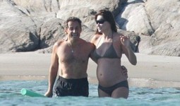 ساركوزي وزوجته عراة على شواطئ فرنسا